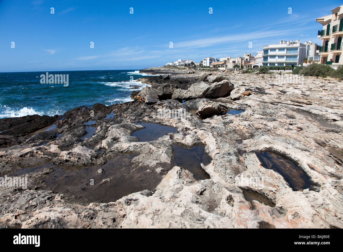Coste rocciose e hotel Colonia de Sant Jordi Mallorca Spagna Spain Foto Stock