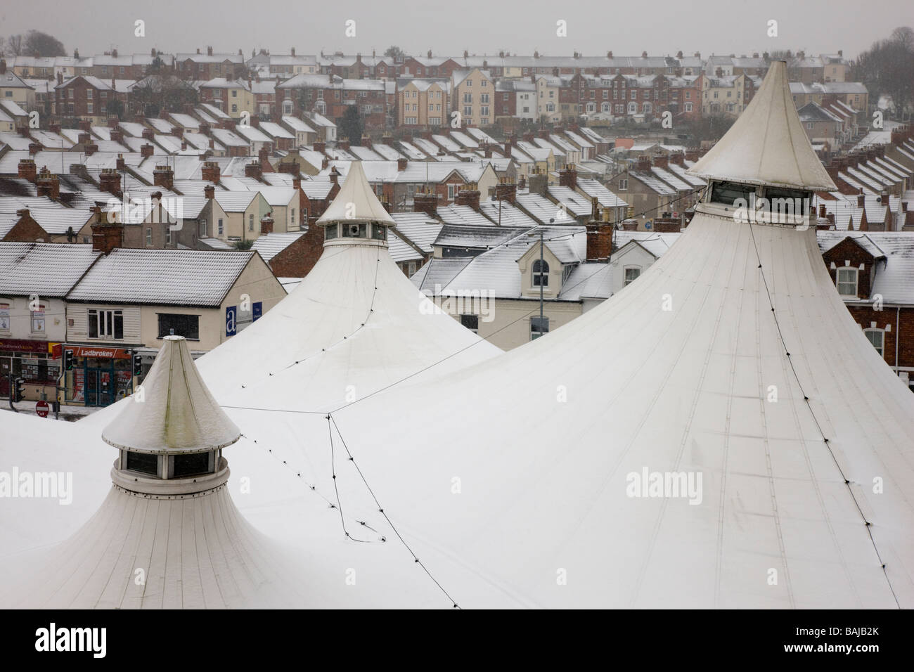 Vista in elevazione del centro città di Swindon nella neve Foto Stock