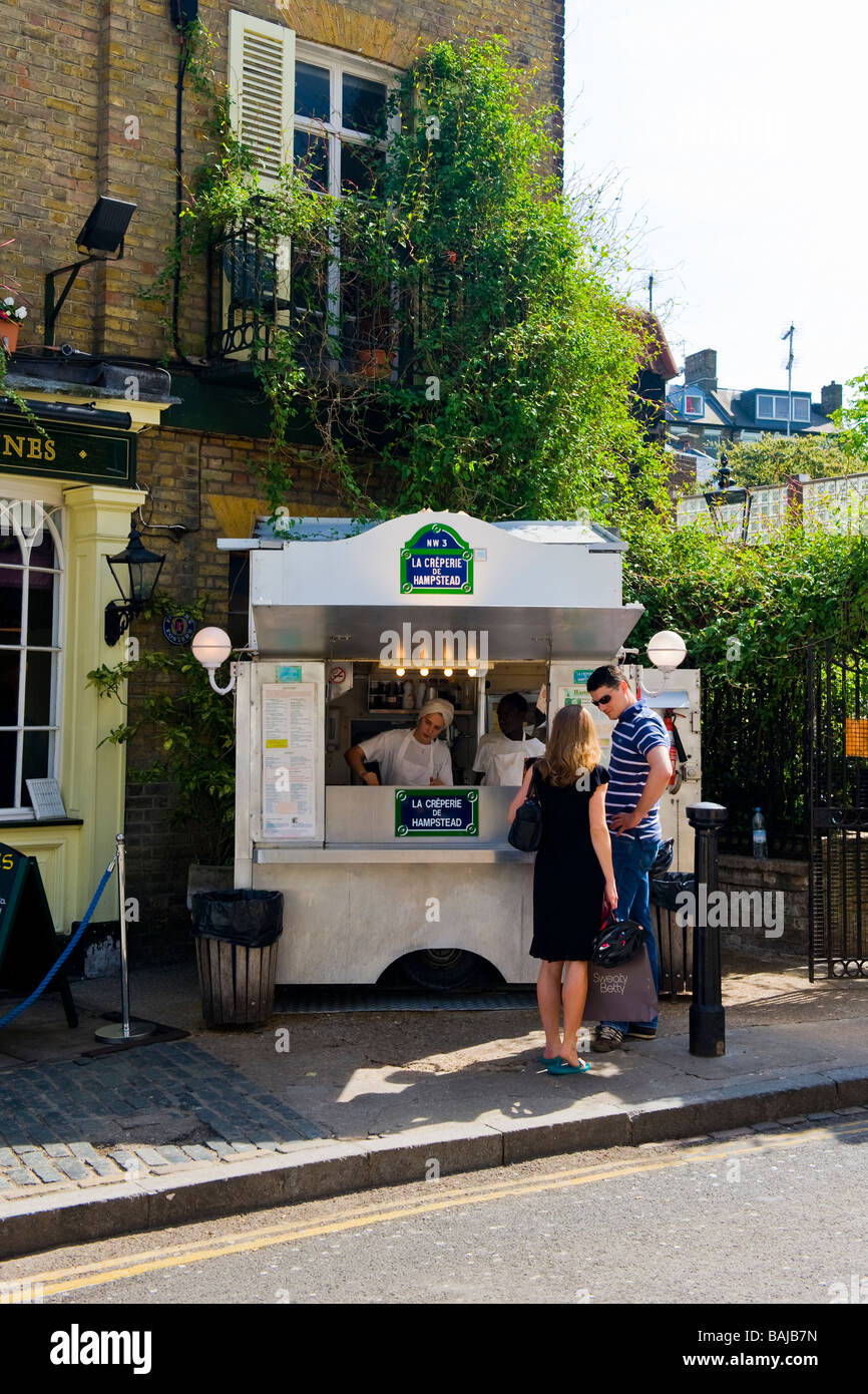 La molla nel villaggio di Hampstead , La creperia de Hampstead , caratteristico stile francese frittelle aperto giorno e notte , 24/7 , sempre occupato Foto Stock