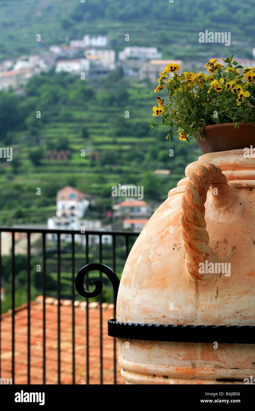 Ravello, Campania, Italia; balcone con impianto pot Foto Stock