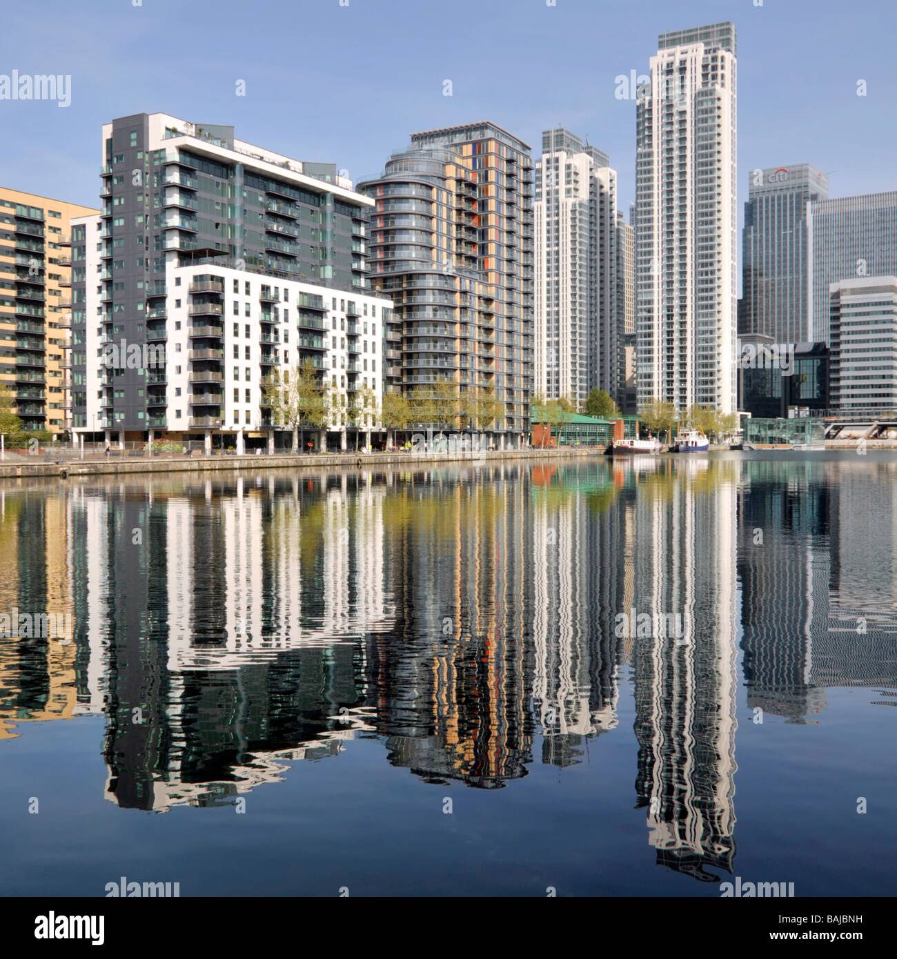 Riflessione sull'acqua di alloggio urbano appartamento in reale Lo sviluppo della tenuta nella rigenerazione dell'isola interna di Millwall Dock Dogs East London UK Foto Stock