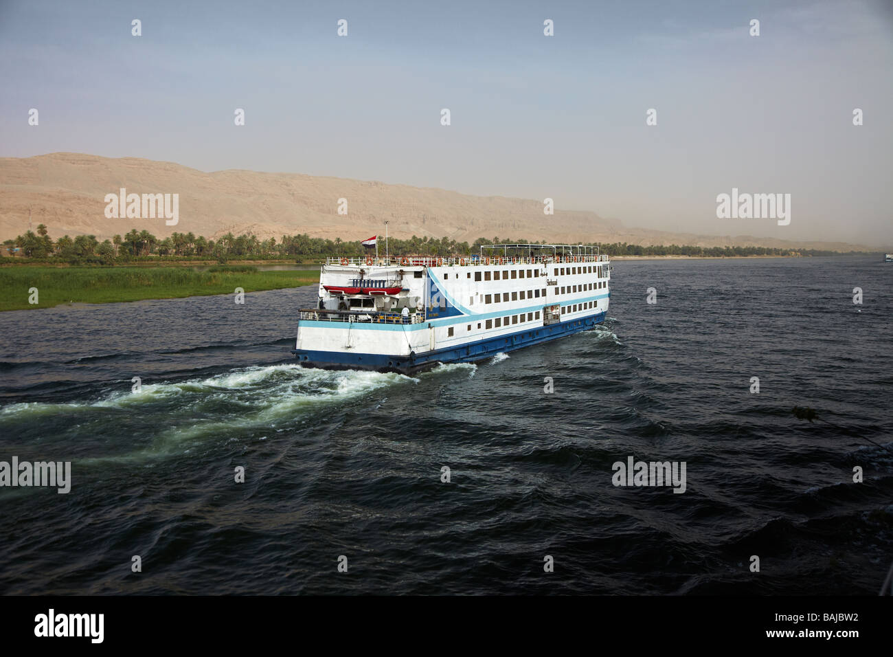Crociera sul Nilo barca sul fiume Nilo, vicino a Luxor, Egitto Foto Stock