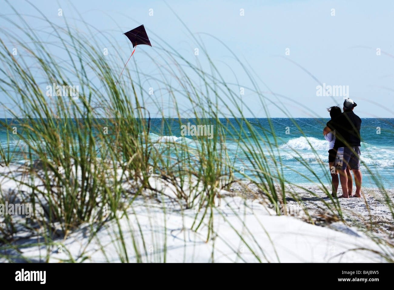 Giovane; volare un aquilone sulla spiaggia Foto Stock