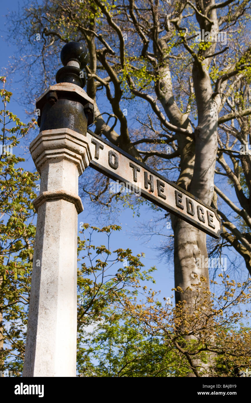 Regno Unito Inghilterra Cheshire Alderley Edge ghisa sentiero pubblico segno di bordo attraverso il bosco di faggio Foto Stock