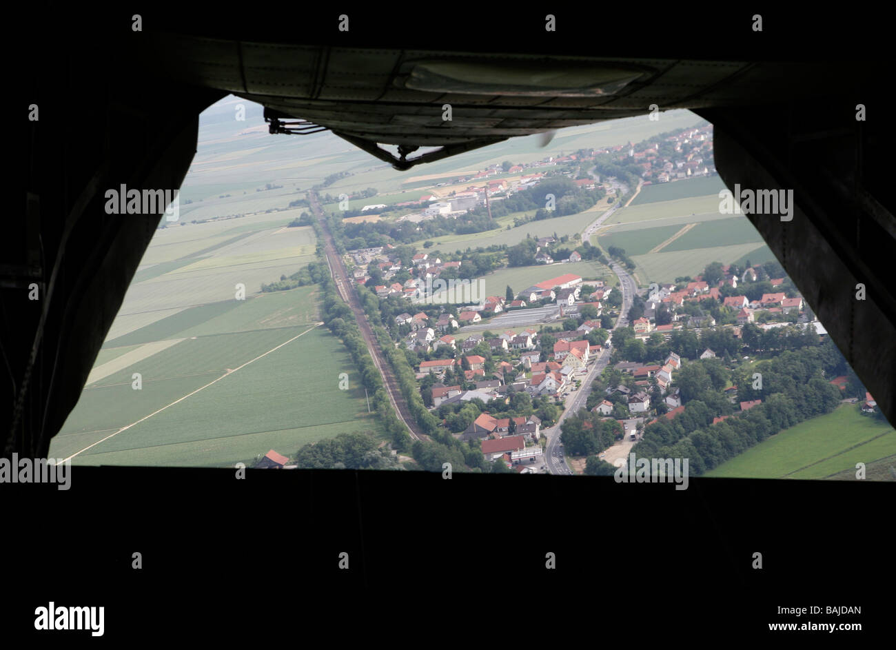 Vista aerea del borgo attraverso la porta posteriore di carico dell'elicottero Foto Stock