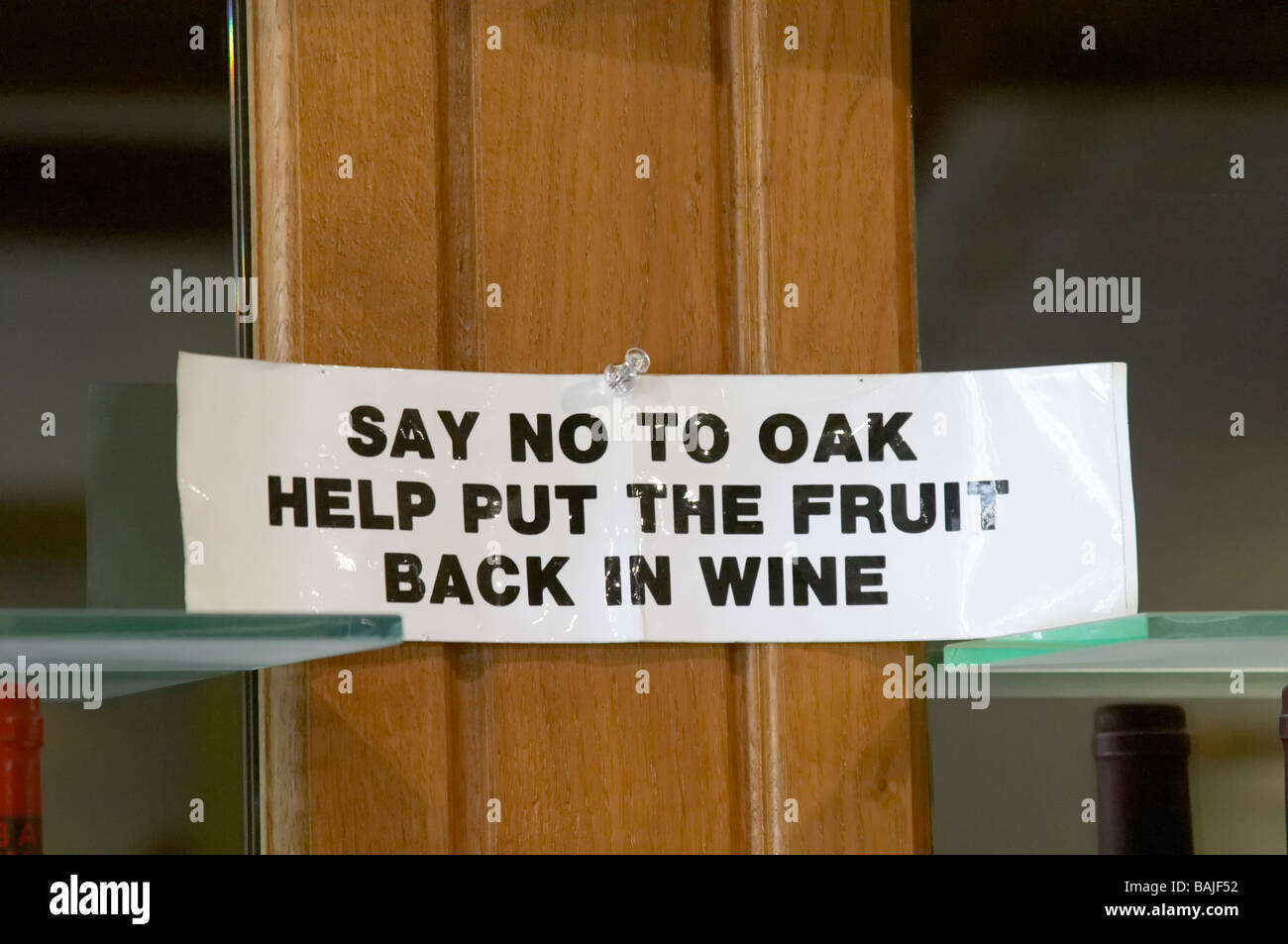 Avviso di dire no al rovere contribuiscono a mettere la frutta torna in vino nella sala di degustazione f e trimbach ribeauville Alsace Francia Foto Stock
