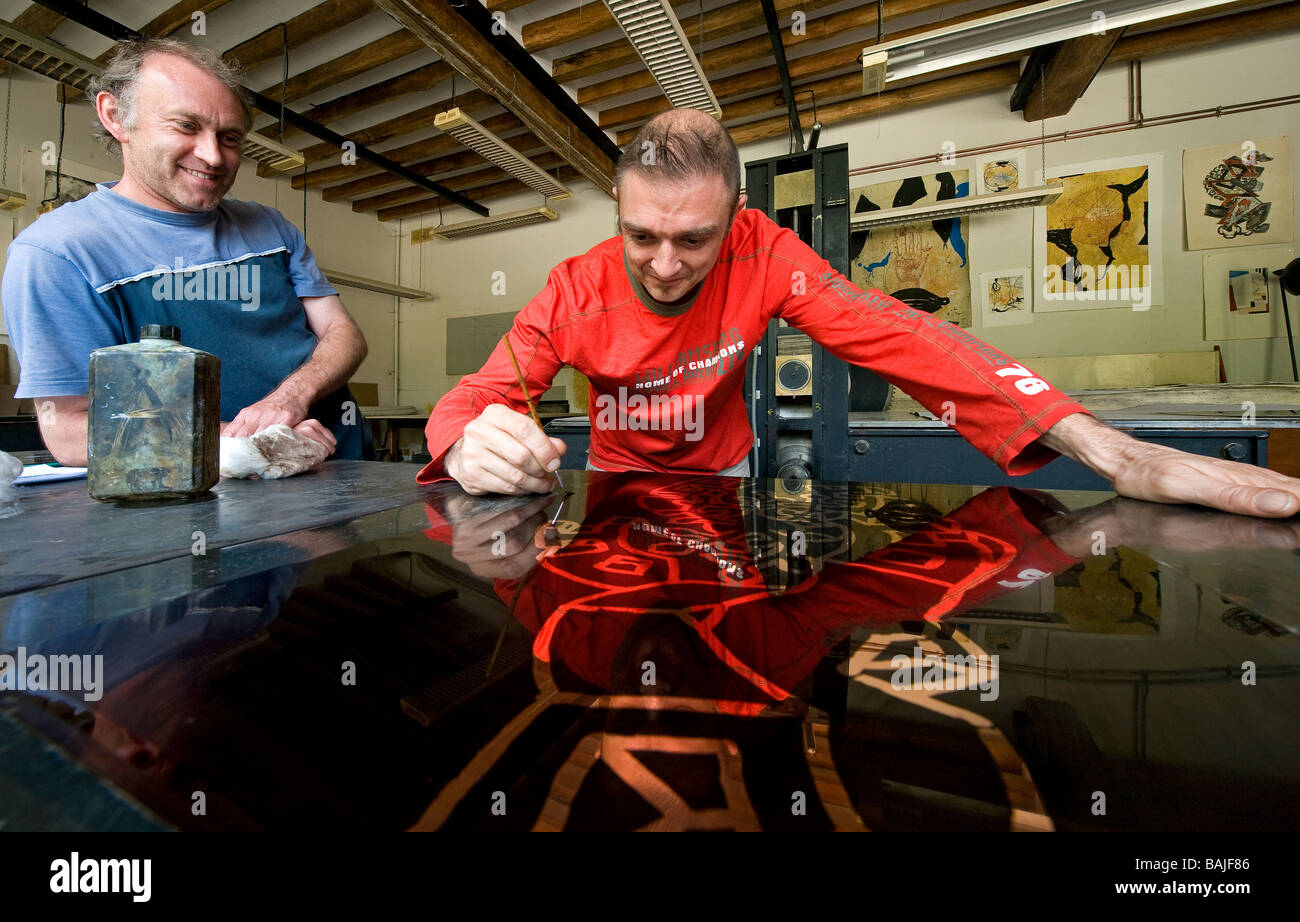 Francia, Yonne, Parly, il centro di arte grafica, artista Speedy Graphito in litografia studio Foto Stock