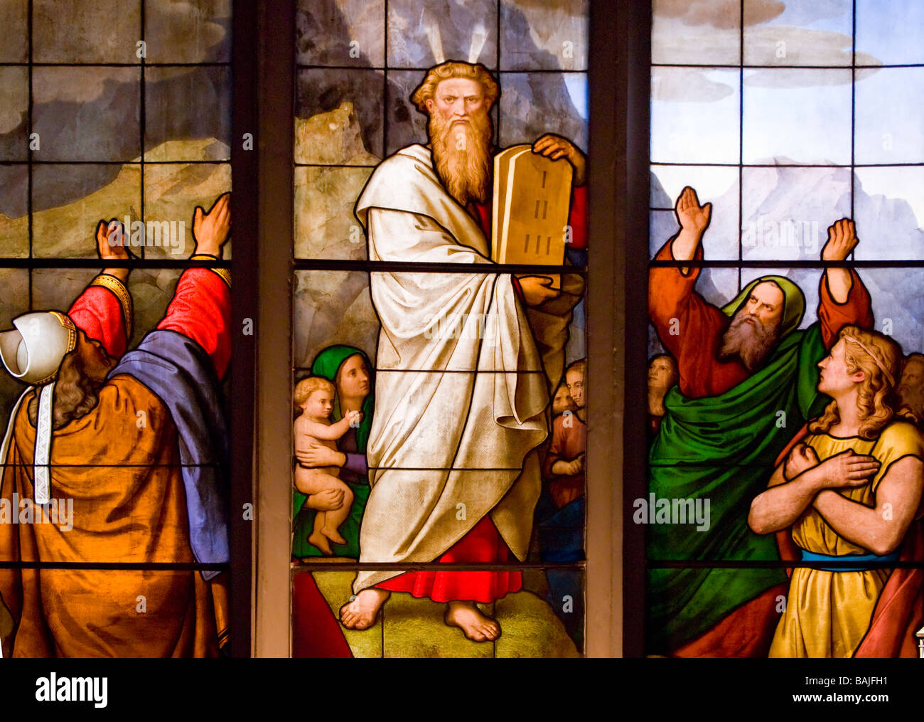 Cambridge, Inghilterra, Regno Unito. Peterhouse College Chapel. Finestra di vetro colorato. Mosè con i dieci comandamenti Foto Stock
