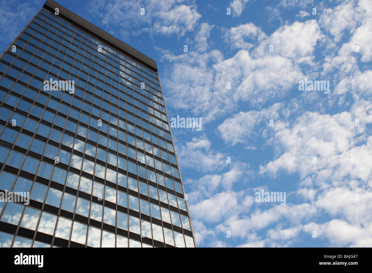 Cielo e nubi riflettente grattacielo in windows, basso angolo di visione Foto Stock