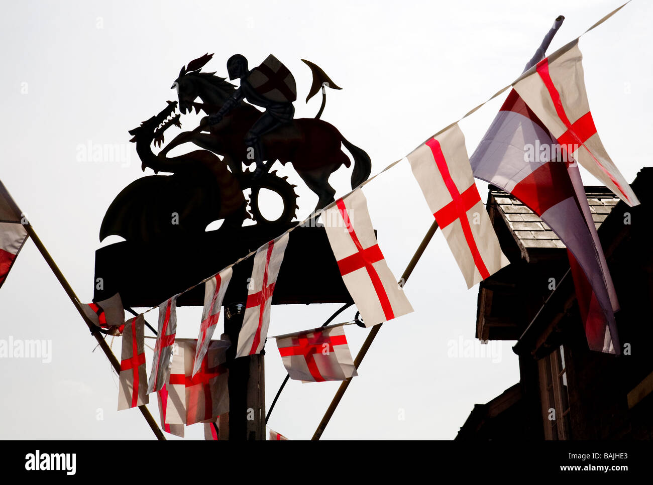 Il George and Dragon pub di segno e bandiere di St George su St Georges giorno, Snailwell, Cambridgeshire, Regno Unito Foto Stock