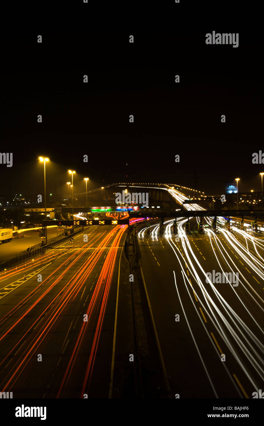Tempo di notte fotografia del Dartford River Crossing (QE2 ponte) che mostra il proiettore e la luce di coda sentieri. Foto Stock
