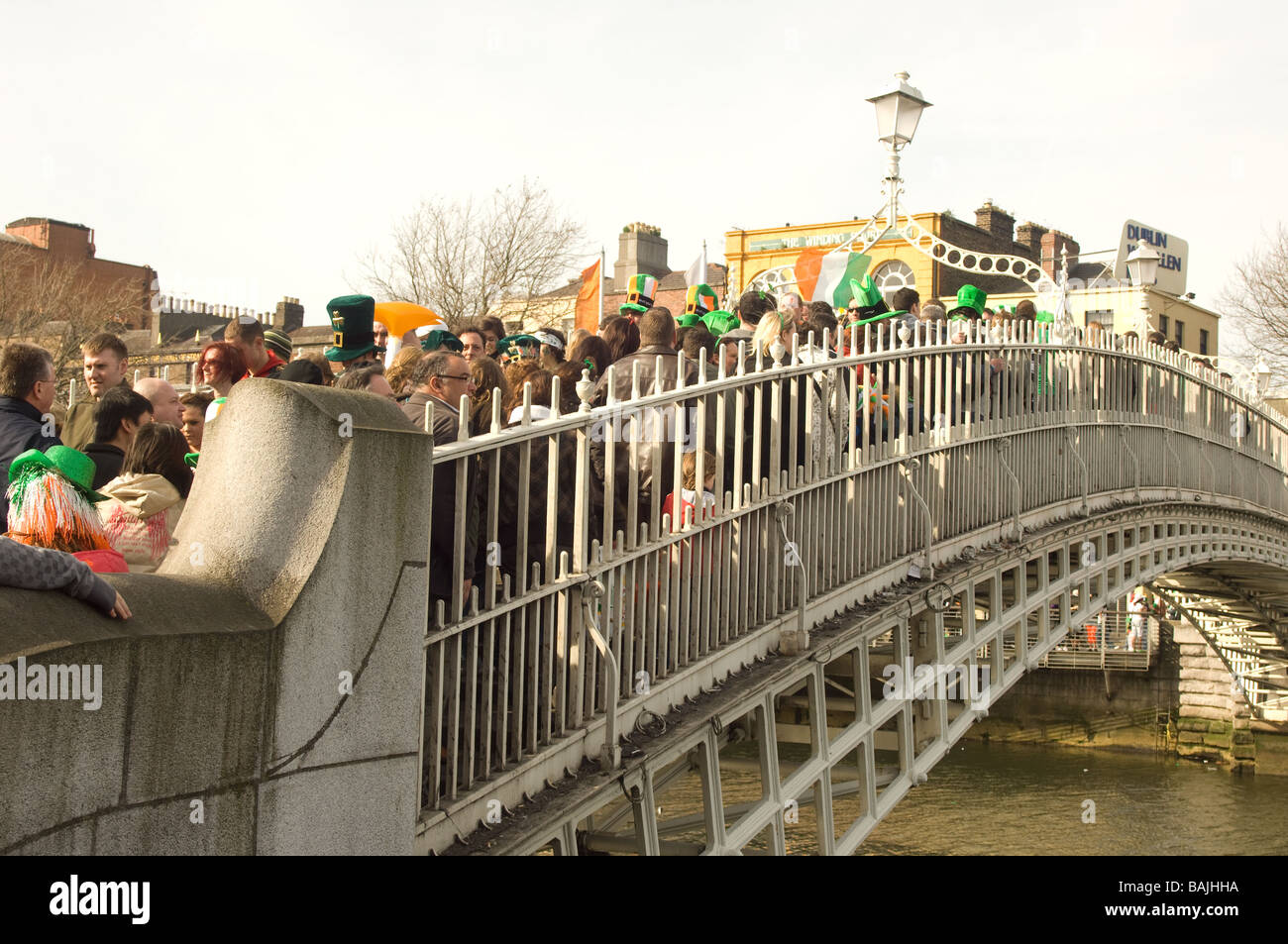 Mezzo penny Bridge, Dublino su il giorno di San Patrizio Foto Stock