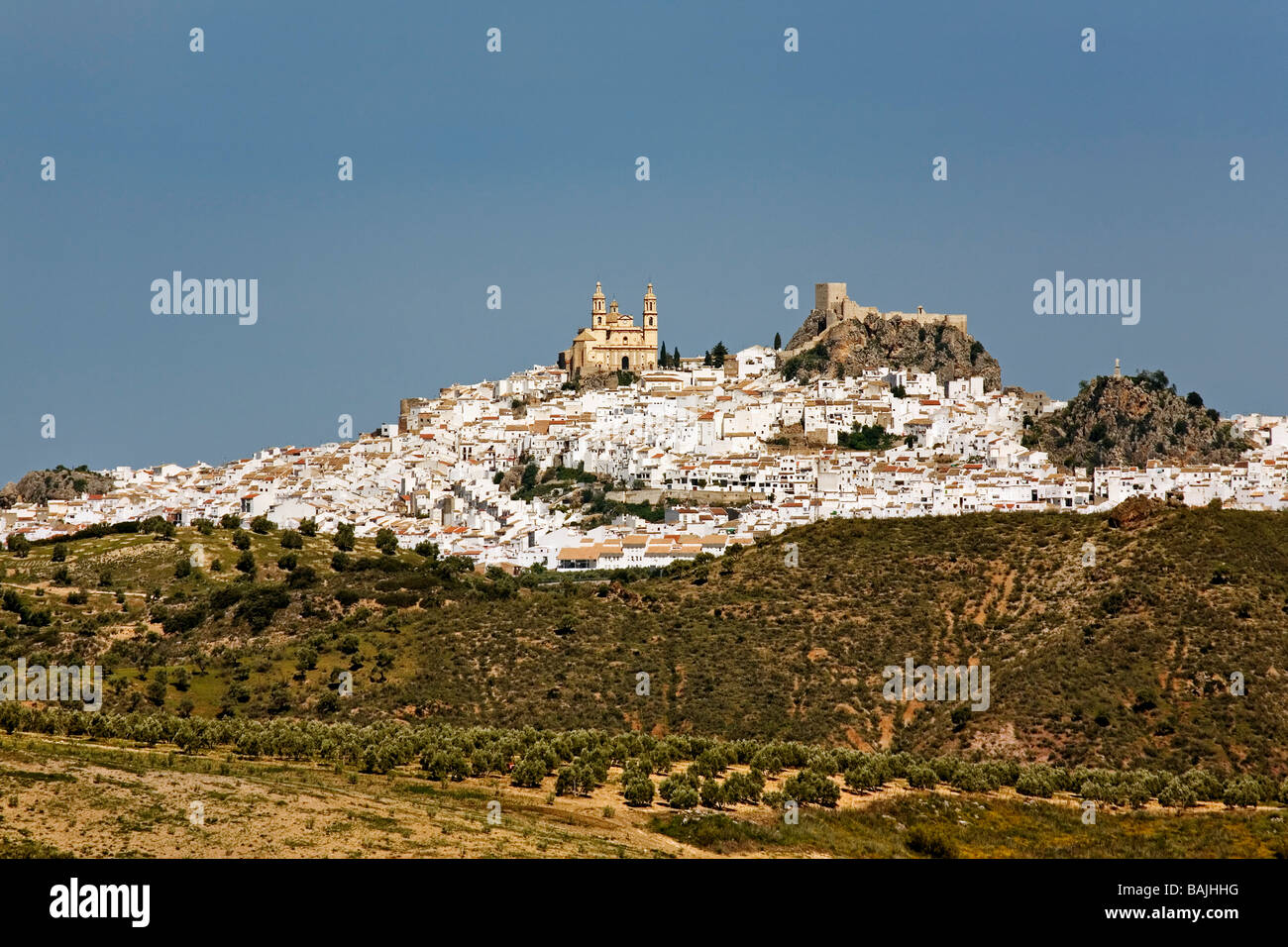 Panoramica di Olvera villaggi bianchi in Sierra di Cadice Andalusia Spagna Foto Stock