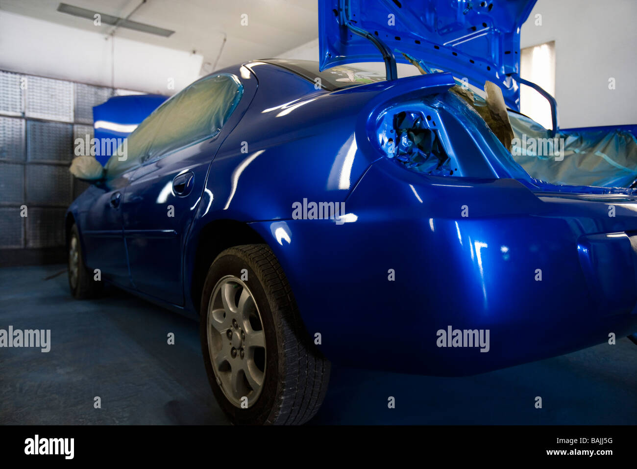 Parte posteriore del dipinto di blu auto in garage Foto Stock