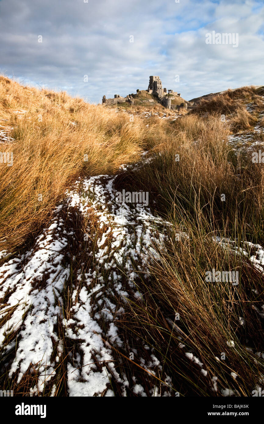 Gli inverni di giorno Neve a Corfe Castle Dorset Purbecks il nome 'Corfe' è derivato dalla parola sassone per gap. Foto Stock