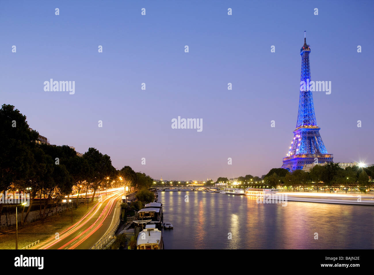 Francia, Parigi, le rive della Senna sono classificati come patrimonio mondiale dall UNESCO e la Torre Eiffel illuminata in blu per celebrare il Foto Stock