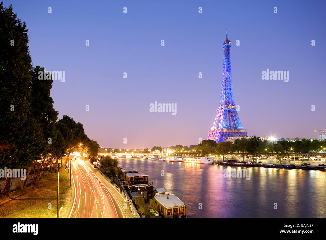 Francia, Parigi, le rive della Senna sono classificati come patrimonio mondiale dall UNESCO e la Torre Eiffel illuminata in blu per celebrare il Foto Stock