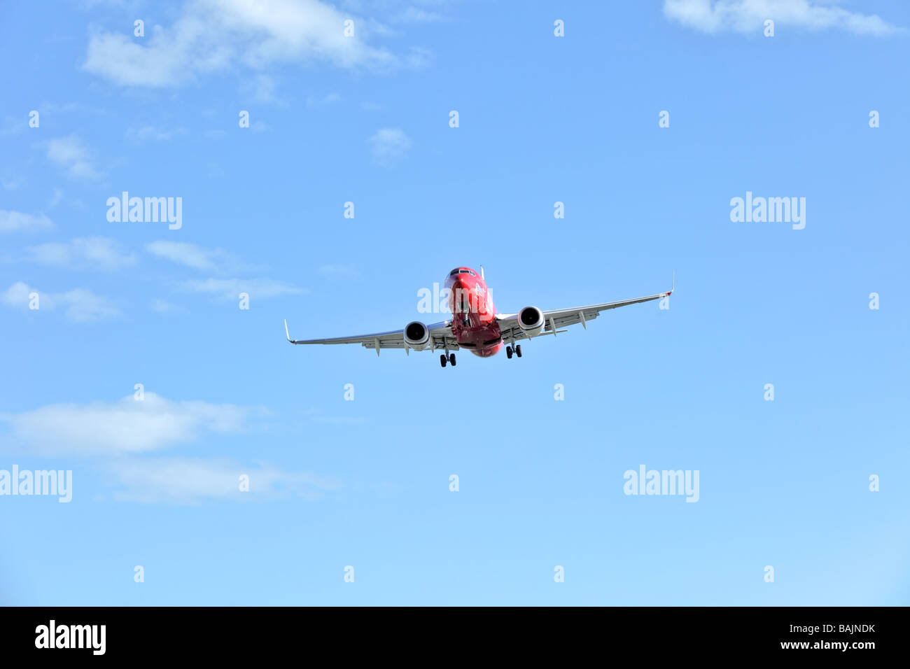 Il passeggero aviogetti Boeing 737 venendo a terra Foto Stock