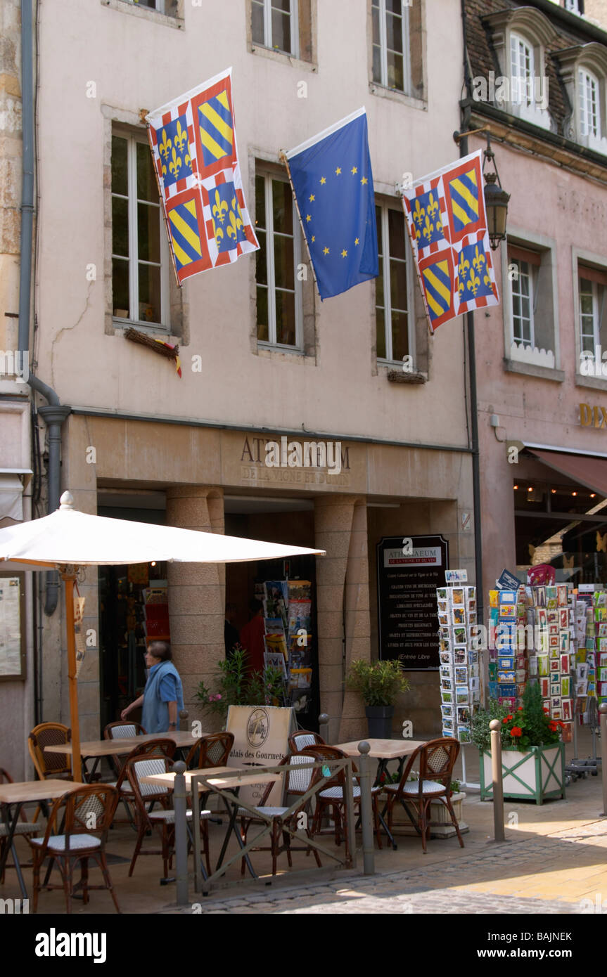 Bandiere athenaeum book shop pl carnot beaune Cote de Beaune Borgogna Francia Foto Stock