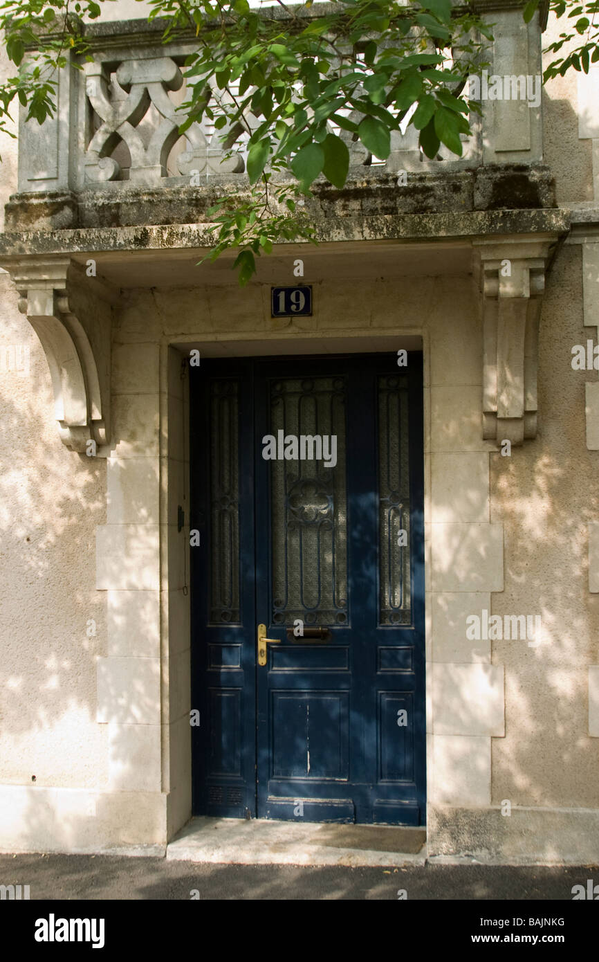 Tradizionale porta anteriore in ombra pezzata, Chartres, Eure et Loir, Francia Foto Stock