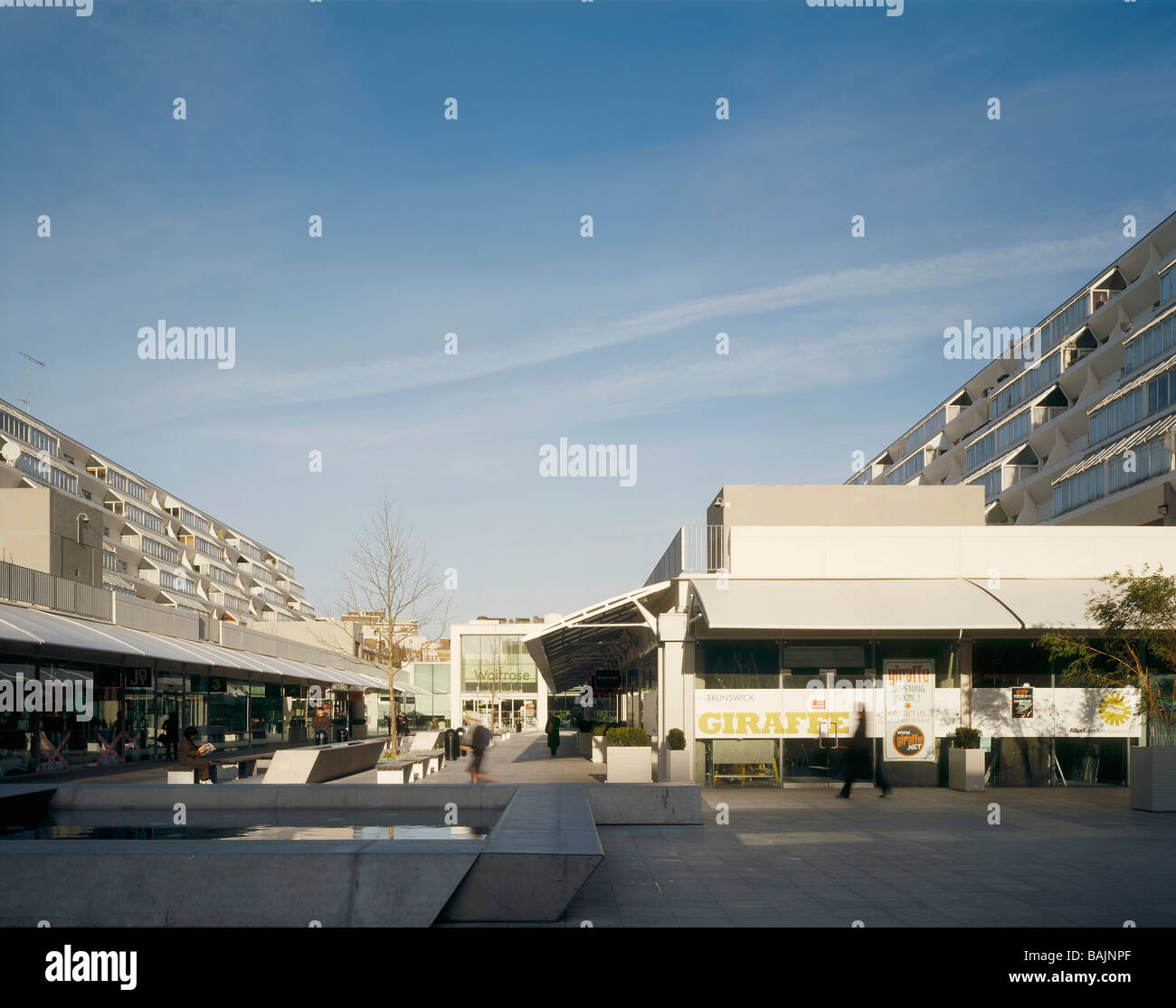 Brunswick Centre di Londra, Regno Unito, Levitt Bernstein/ Patrick Hodgkinson (1968-72), centro di Brunswick lunga vista di mall Foto Stock