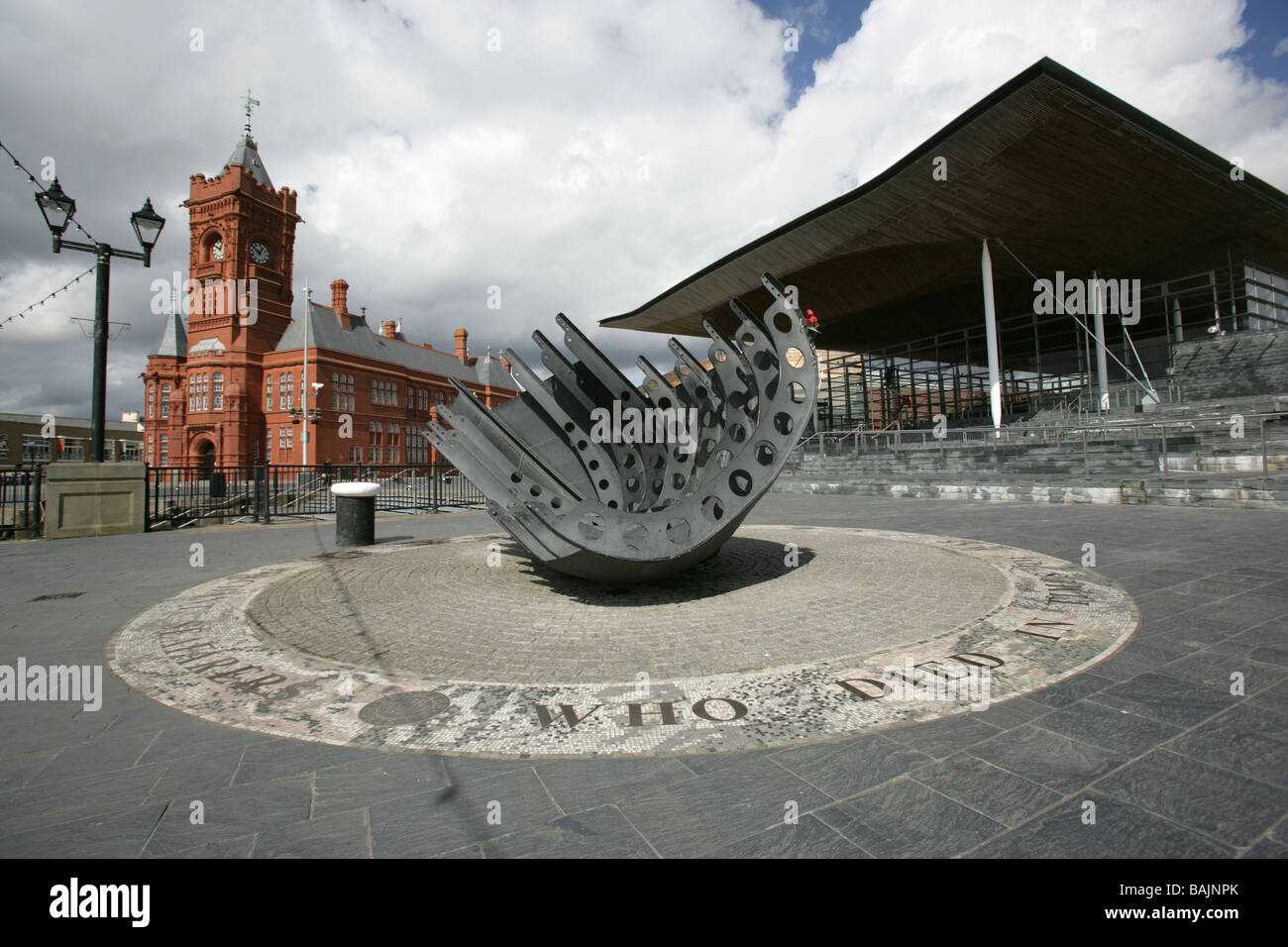 Città di Cardiff, nel Galles del Sud. La Brian cadde progettato marittimi mercantili Memoriale di guerra con Edificio Pierhead in background. Foto Stock