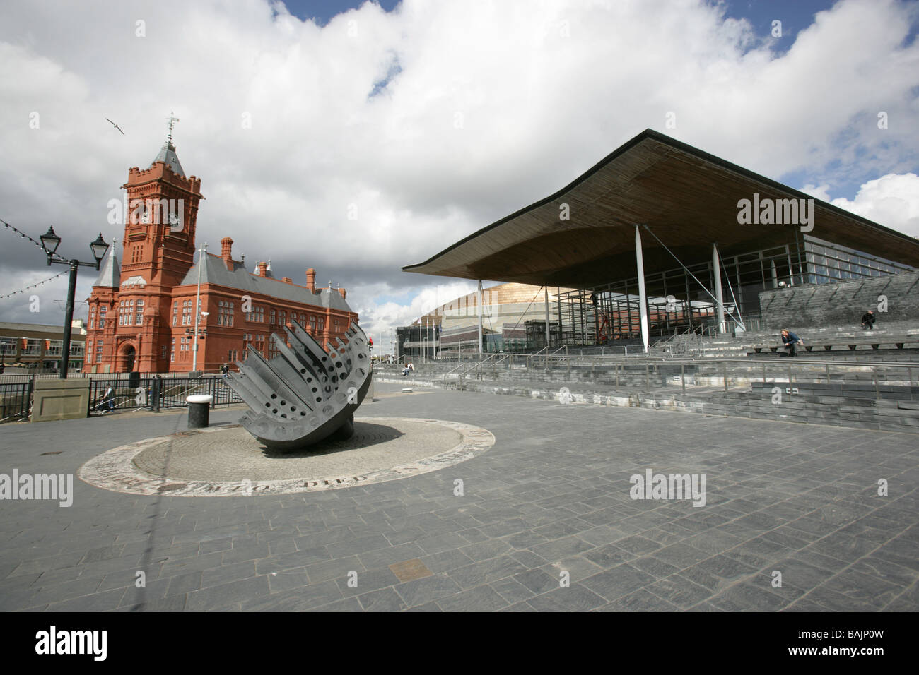 Città di Cardiff, nel Galles del Sud. La Brian cadde progettato marittimi mercantili Memoriale di guerra con Edificio Pierhead in background. Foto Stock