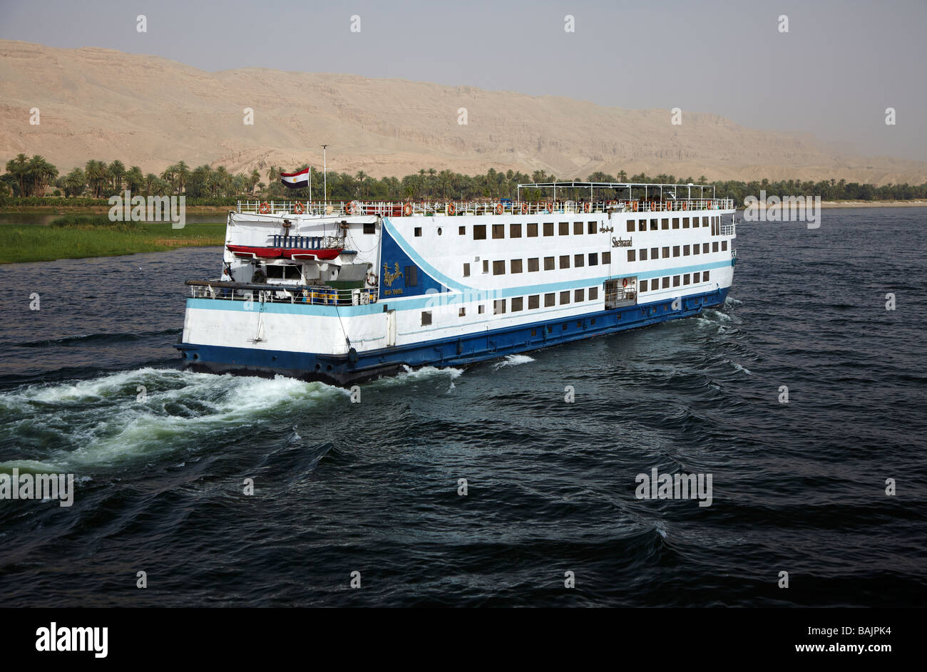 Crociera sul Nilo barca sul fiume Nilo, vicino a Luxor, Egitto Foto Stock