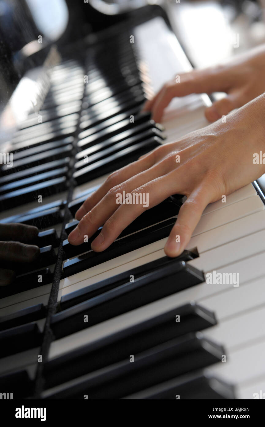 Close-up di mani la riproduzione di un pianoforte a coda Foto Stock