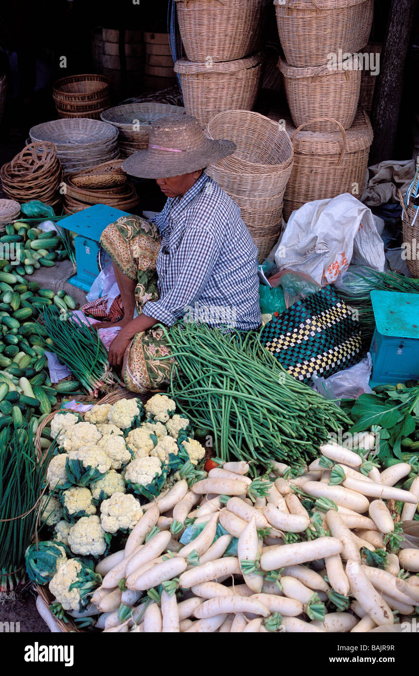 Cambogia Siem Reap, mercato centrale, stallo vegetale Foto Stock