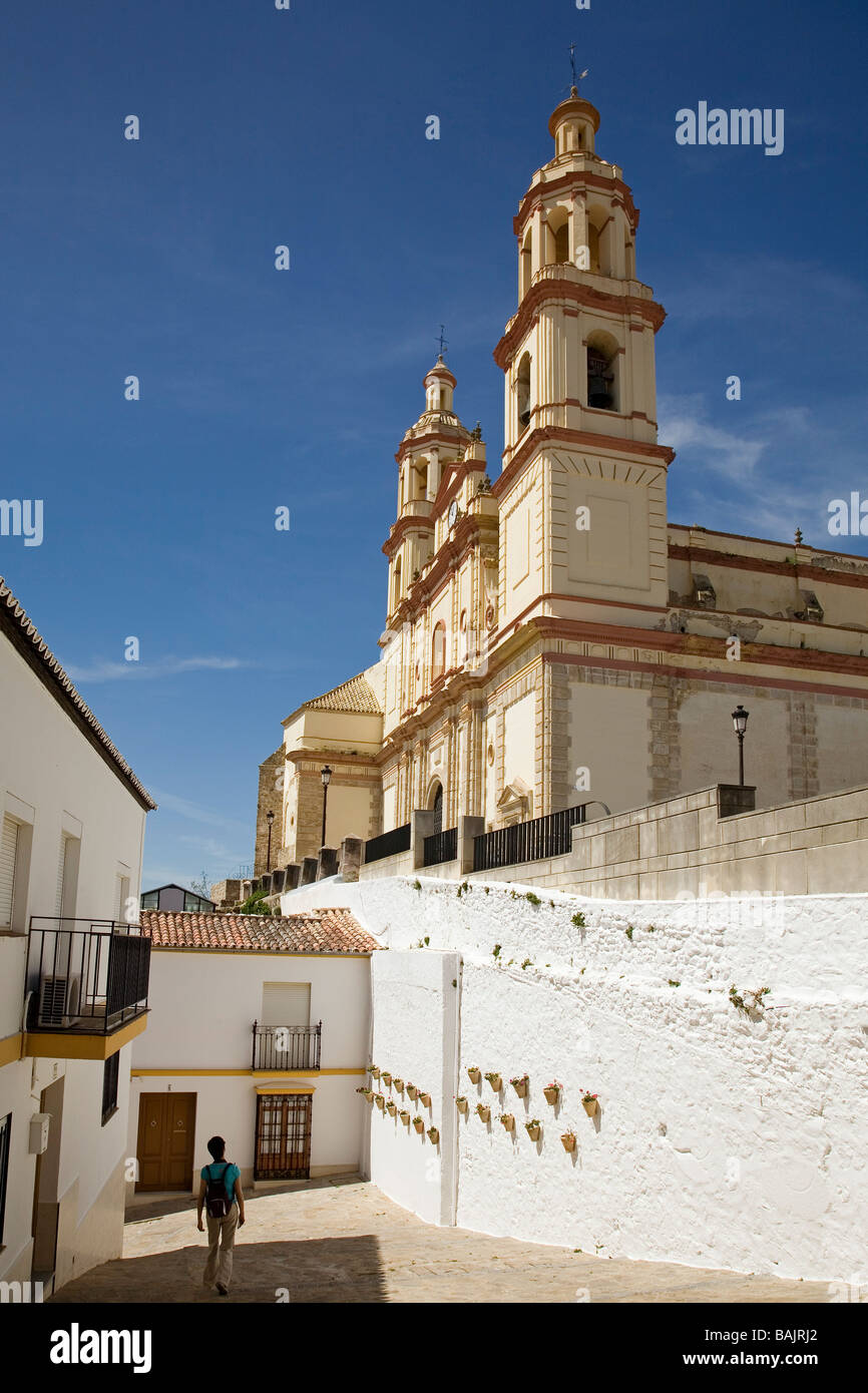 Tipica Strada e Chiesa di Nuestra Señora de la Encarnación in Olvera villaggi bianchi in Sierra di Cadice Andalusia Spagna Foto Stock