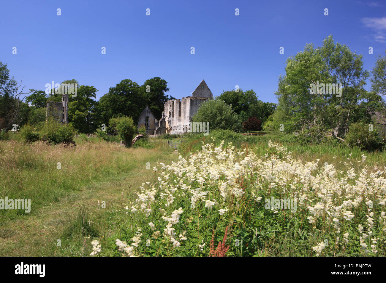 Le rovine di Minster Lovell sala su un giorno di estate Foto Stock