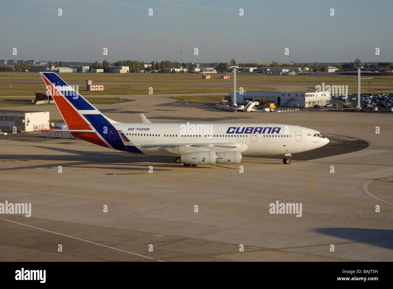 Il viaggio in aereo. Cubana de Aviacion Ilyushin IL-96-300 aereo di linea di rullaggio per la partenza Foto Stock