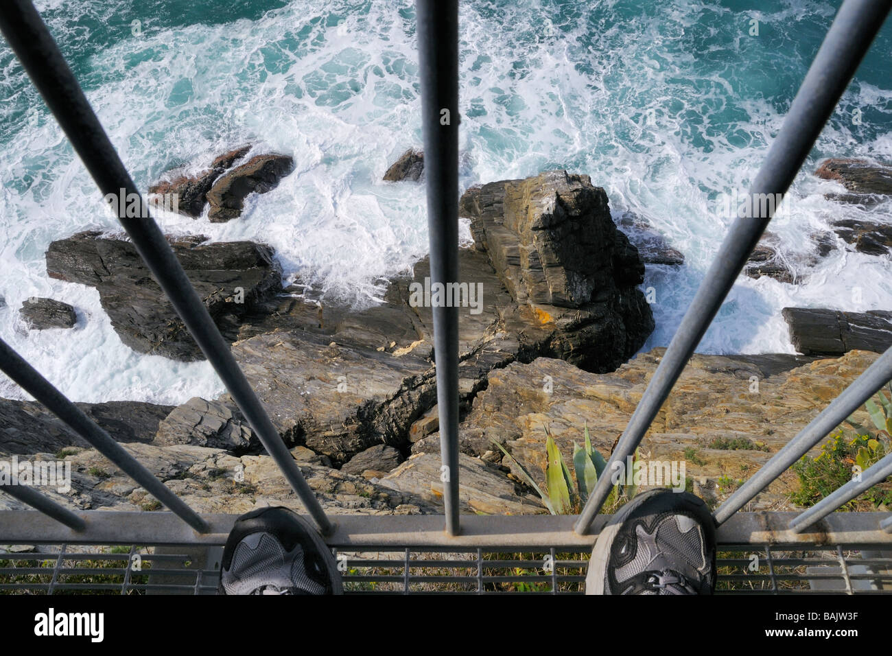 Il ristorante piattaforma alto sopra le scogliere sulla via del Amore (Via dell'Amore) a Manarola, Cinque Terre Liguria, Italia. Foto Stock