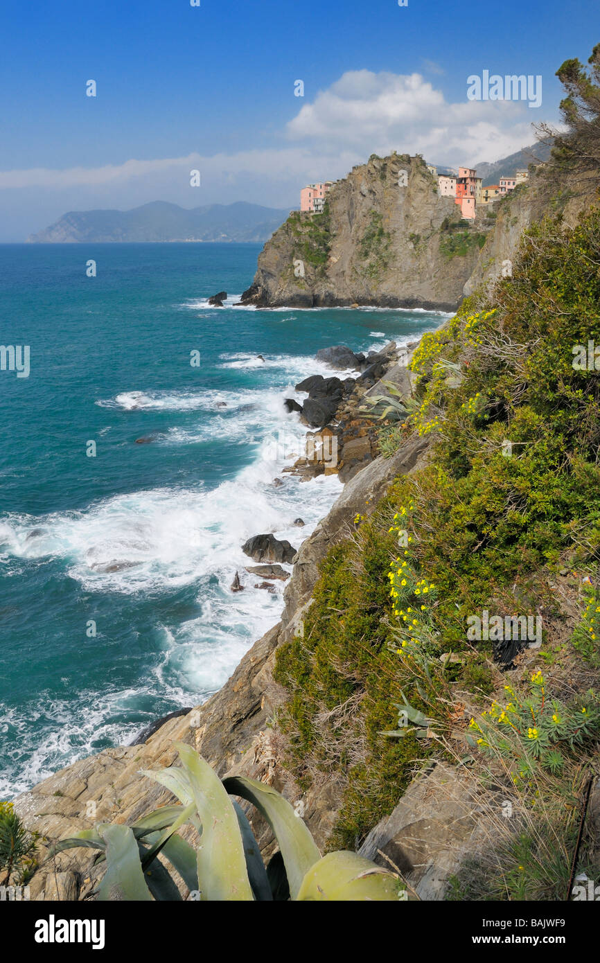 Vista da Via del Amore (Via dell'Amore) sul piccolo villaggio di Manarola, Cinque Terre Liguria, Italia. Foto Stock