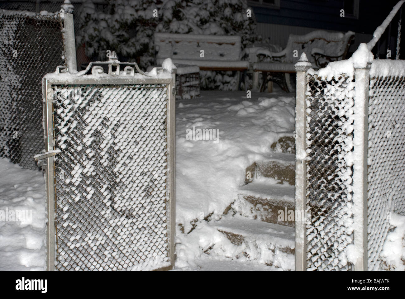 Notte di neve recinzione invernali open gate cantiere freddo passi orizzontali scure di entrata Foto Stock
