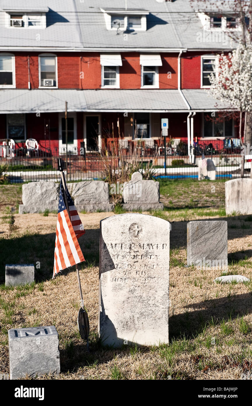 Ville a schiera a servire come sfondo per un cimitero Riverside New Jersey USA Foto Stock