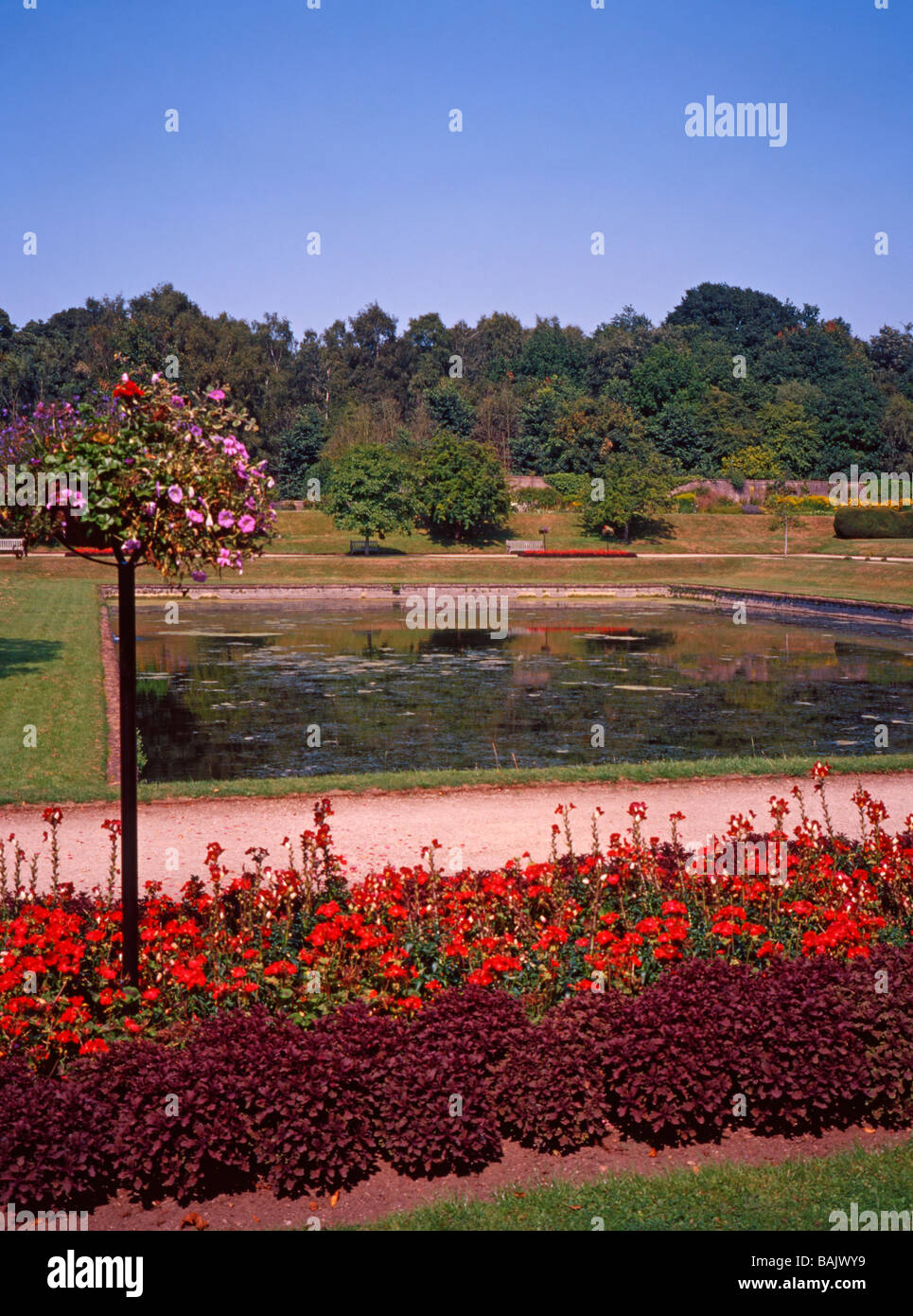 Eagle stagno e giardini, Newstead Abbey, Ravenshead, Nottinghamshire, England, Regno Unito Foto Stock