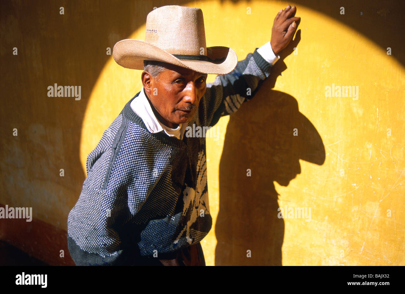 Guatemala, Totonicapán Reparto, Momostenango, mercato di domenica, il ritratto di un uomo più anziano Foto Stock