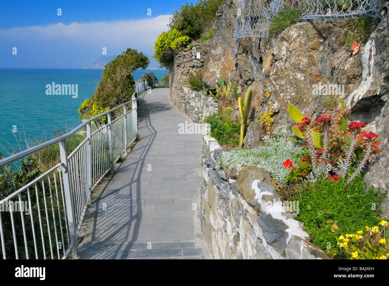 Via del Amore (Via dell'Amore). A piedi il sentiero tra i due villaggi di Manarola e Riomaggiore, Cinque Terre Liguria, Italia. Foto Stock