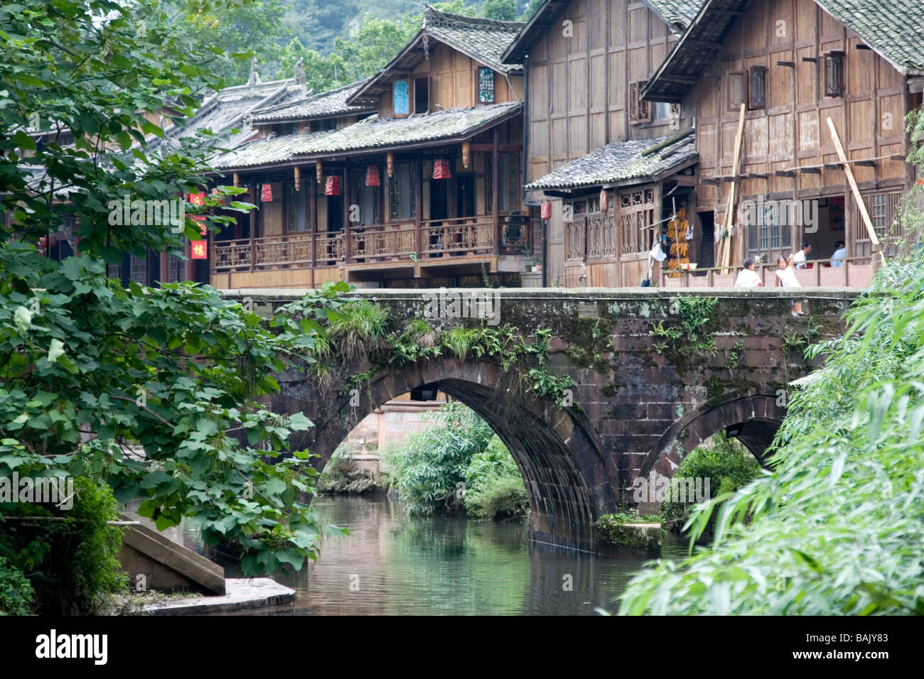 Un vecchio ponte e vecchie case di legno in Shangli nel Sichuan in Cina. Foto Stock
