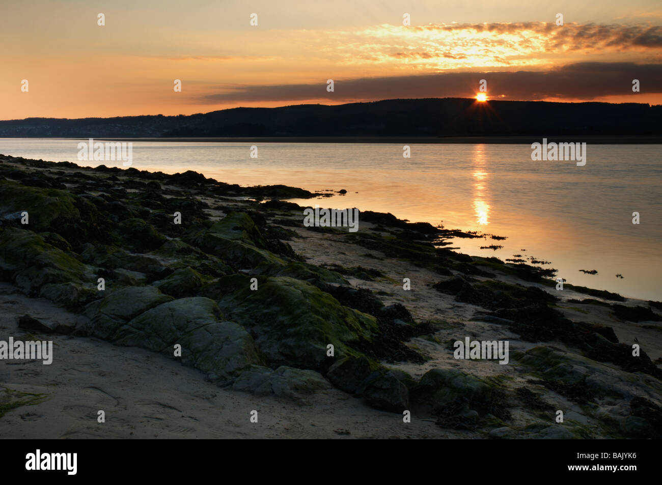 Morecambe Bay tramonto attraverso il Kent estuario a Arnside in Cumbria Foto Stock