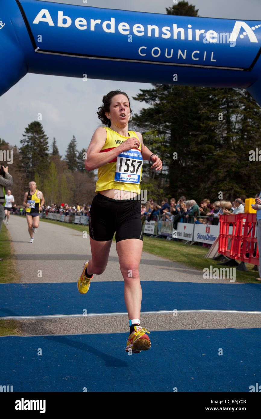 Le donne concorrenti che attraversano la Finish Line presso il Consiglio di Aberdeenshire 10k Run 'Balmoral Castle Road Races' Sabato 25 Aprile 2009 Foto Stock