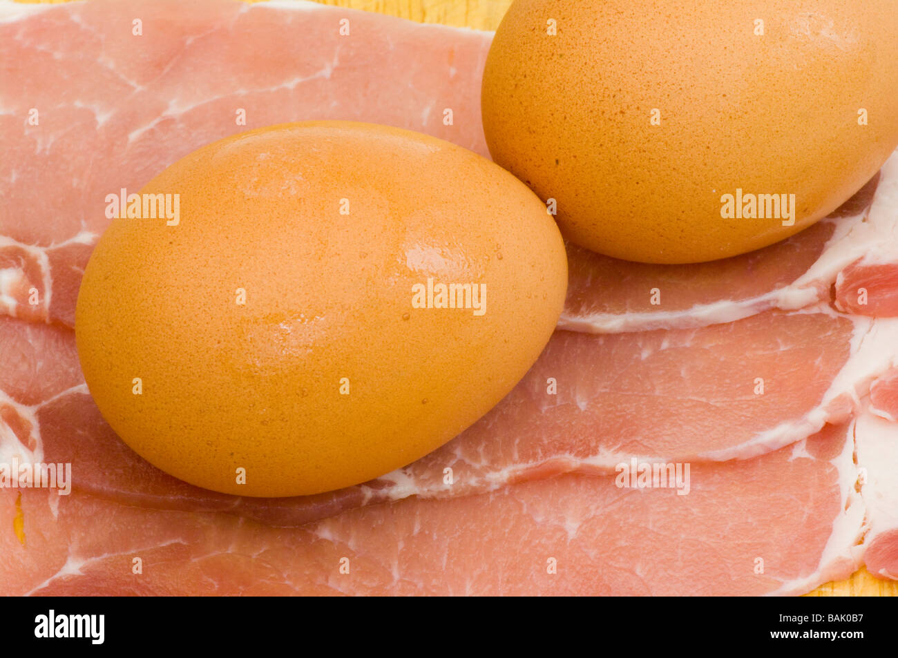 La colazione due uova su tre Rashers fette di crudo pancetta indietro Foto Stock