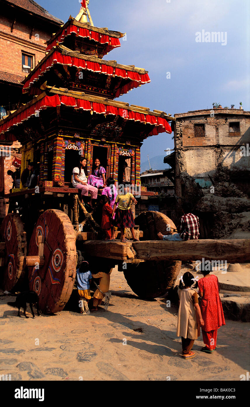 Il Nepal, Valle di Kathmandu, zona di Bagmati, Bhaktapur District, Bhaktapur, Bisket Jatra Festival, processione e flottazione Foto Stock