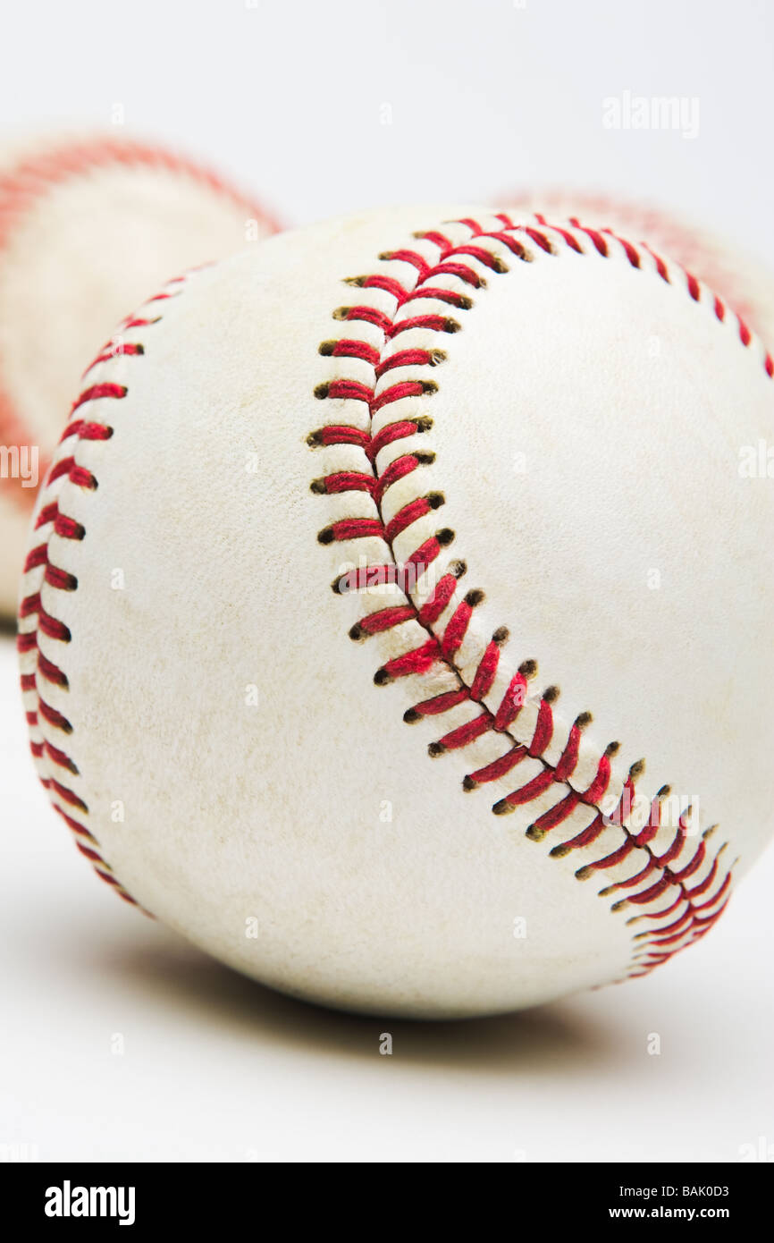 Close-up di 3 leggermente usato baseballs contro uno sfondo bianco. Messa a fuoco selettiva sul baseball in primo piano. In una serie. Foto Stock