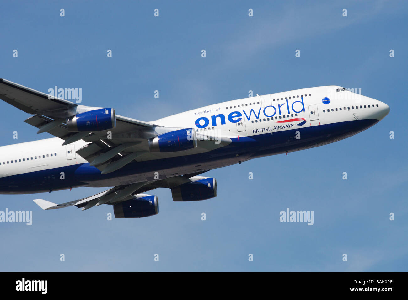 BA British Airways Boeing 747 jumbo jet prendendo il largo con OneWorld un mondo di titoli di gruppo Foto Stock