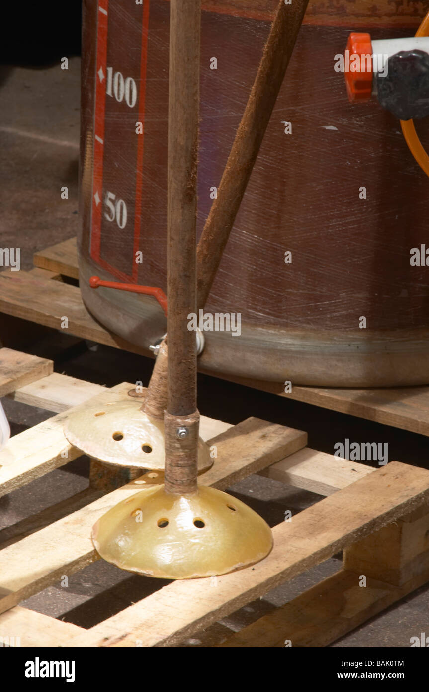 Stantuffo per punch down il cappuccio domaine martin dufour Chorey-les-Beaune Cote de Beaune Borgogna Francia Foto Stock