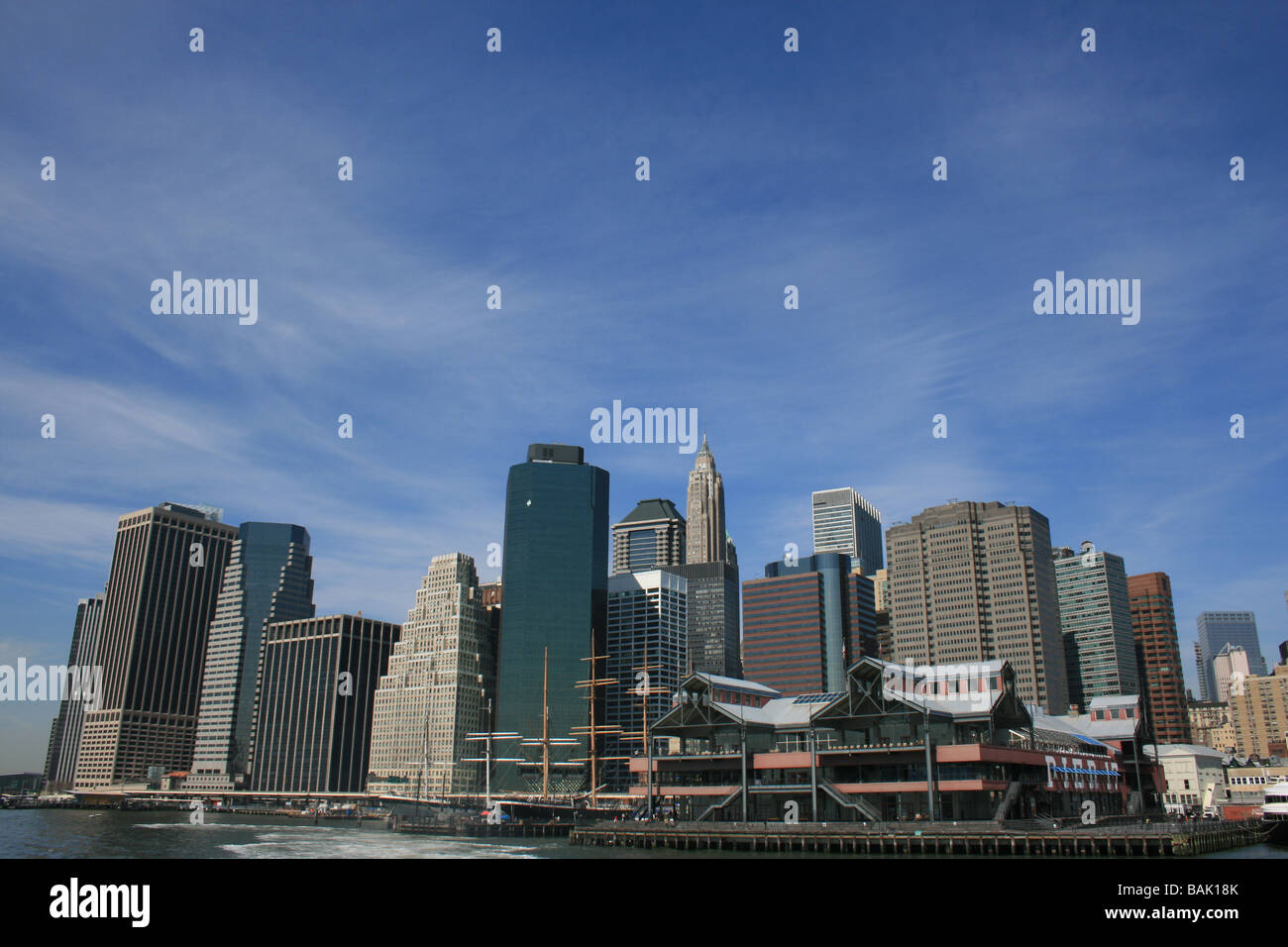 La parte inferiore di Manhattan skyline lungo la East River incluso il South Street Seaport. Foto Stock