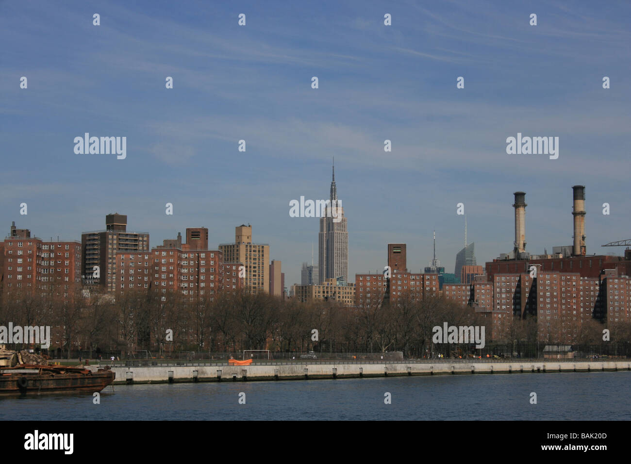 Empire State Building come si vede dall'East River. Foto Stock